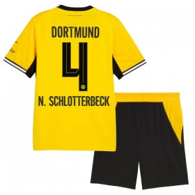 Fotbalový Komplet Borussia Dortmund N. Schlotterbeck 4 Dětské Domácí 2026-27 Krátký Rukáv (+ trenýrky)