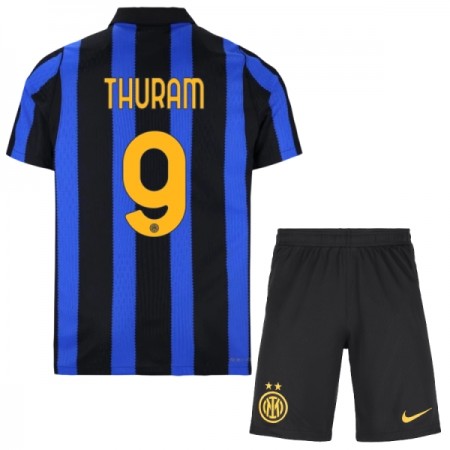 Fotbalový Komplet Inter Milán Thuram 9 Dětské Domácí 2026-27 Krátký Rukáv (+ trenýrky)