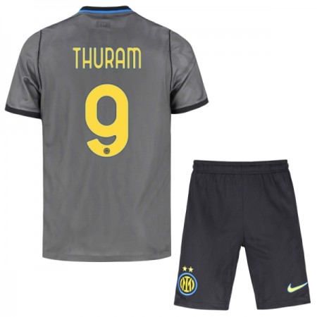 Fotbalový Komplet Inter Milán Thuram 9 Dětské Alternativní 2026-27 Krátký Rukáv (+ trenýrky) Fotbalový Komplet Inter Milán Thuram 9 Dětské Alternativní 2026-27 Krátký Rukáv (+ trenýrky)
