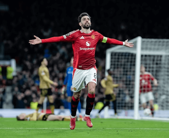 Fernandesův hattrick dovedl Manchester United k vítězství 4:1 nad Realem Sociedad