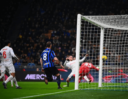 Inter Milán pomstí Fiorentinu 2:1 a bodově těsně následuje Neapol