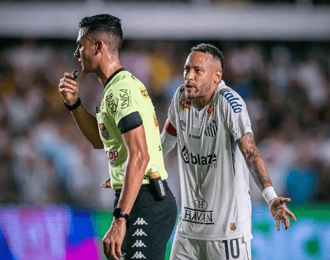 Santos utrpěl porážku, Neymarův první zápas po jeho comebacku vyvolal kontroverzi